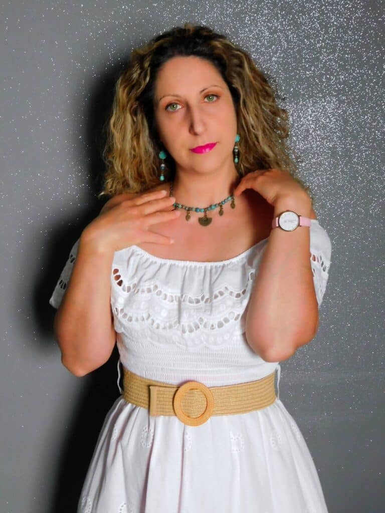 Rosanna in vestito bianco